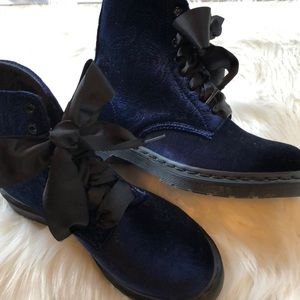 NWOT Dr martens brocade navy blue ribbon laces